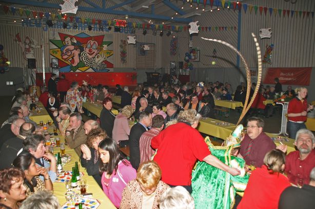 Die bunt geschmückte Turnhalle in Nieste