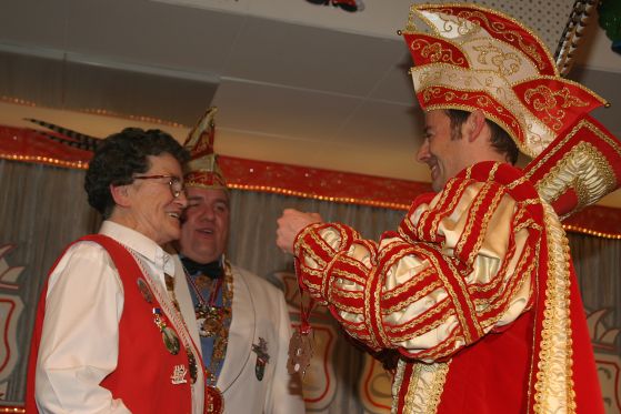 Den Sessionsorden 2006 an Rosel Noll, überreicht durch Prinz Lars I.