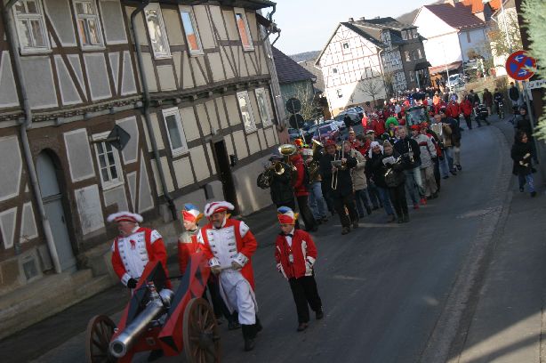 Rund 150 Aktive marschierten 2005 zum Rathaus