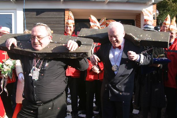 Bürgermeister Edgar Paul und sein Amtskollege Peter Pabst aus Frankenhain/Thür. in fester Narrenhand