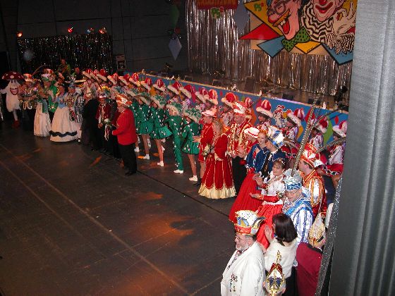 Eröffnungsbild durch den gesamten Hofstaat