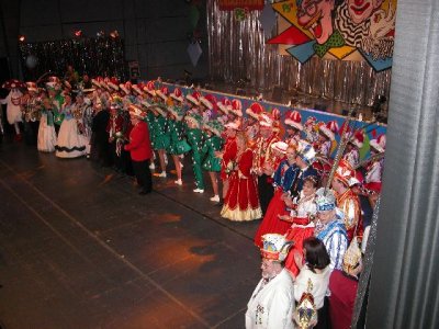 Eröffnungsbild durch den gesamten Hofstaat