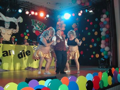 Klaus Missing mit seinen "Dicken Mädchen" beim Auftritt in der TV-Halle in Linden