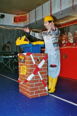 Bütt: Heiko Barth als "Gebeutelter Bauherr" 2003