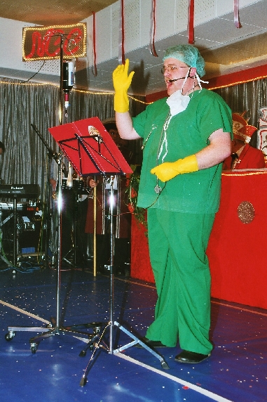 Bütt: Klaus Missing als "Chirurg" 2003