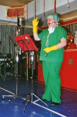 Bütt: Klaus Missing als "Chirurg" 2003