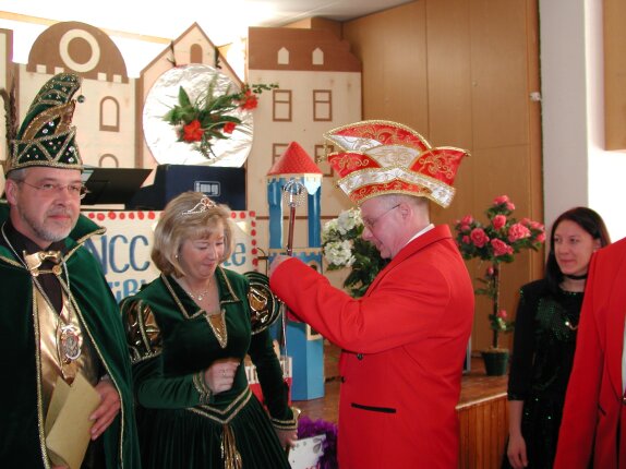 Prinz Hansi I. überreicht die Proklamationsorden an das neue Prinzenpaar Prinzessin Ute I. und Prinz Hans-Jürgen I.