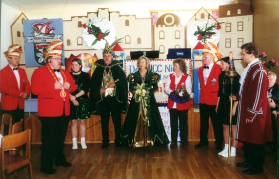Gruppenbild mit Prinzenpaaren
v.l. 1. Vorsitzender Ralf Meise, Präsident Klaus Missing, Page Sonja, Prinz Hans-Jürgen I, Prinze
