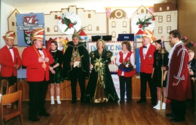 Gruppenbild mit Prinzenpaaren
v.l. 1. Vorsitzender Ralf Meise, Präsident Klaus Missing, Page Sonja, Prinz Hans-Jürgen I, Prinze