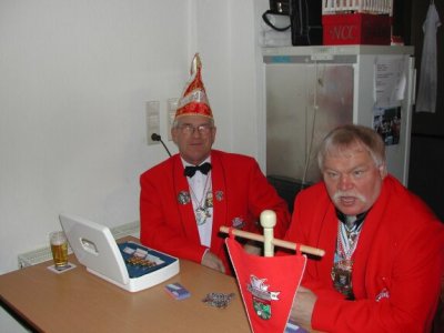 Kassenbesetzung beim Kinderkarneval wie eh und je: Norbert Wolfram und Franz Pyszko