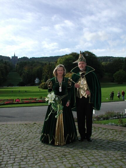 Im Hintergrund der Herkules, Kassels Wahrzeichen in Europas größten Bergpark