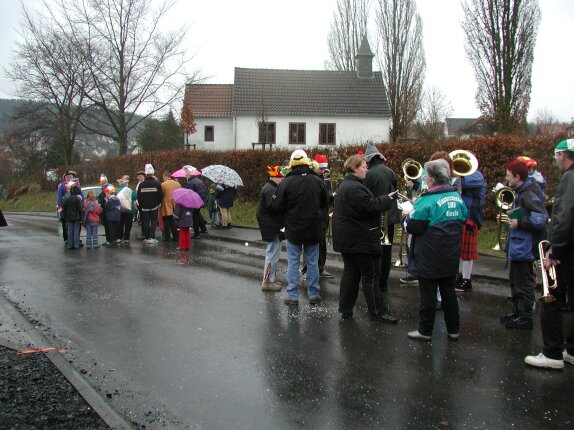 Aufstellung des Zuges mit dem Musikverein Nieste