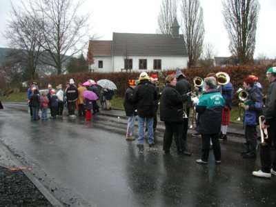 Aufstellung des Zuges mit dem Musikverein Nieste